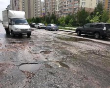 Киевские улицы превратились в ужас — автобусы проваливаются в ямы