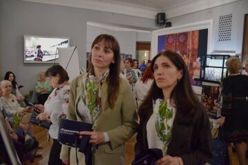 керівниця апарату Подільської РДА Юлія Шпак та заступниця Галина Крилова