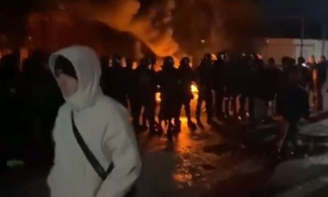 В Каховке люди вышли на акцию протеста против сотрудников полиции, скриншот YouTube