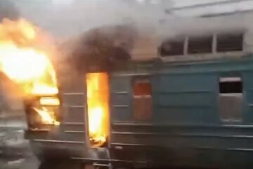 В Украине загорелась электричка. Фото: ТСН, скрин