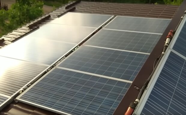 Сонячні батареї. Фото: скріншот YouTube-відео