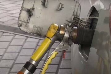 АЗС. Фото: скріншот YouTube-відео