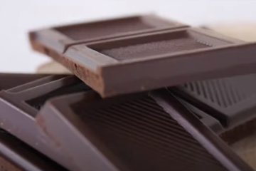 Медики рассказали, какие болезни может вылечить шоколад. Фото: скриншот YouTube