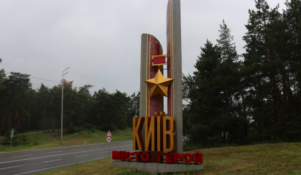 Демонтаж радянської зірки зі стели «Київ — місто-герой» на в'їзді до Києва