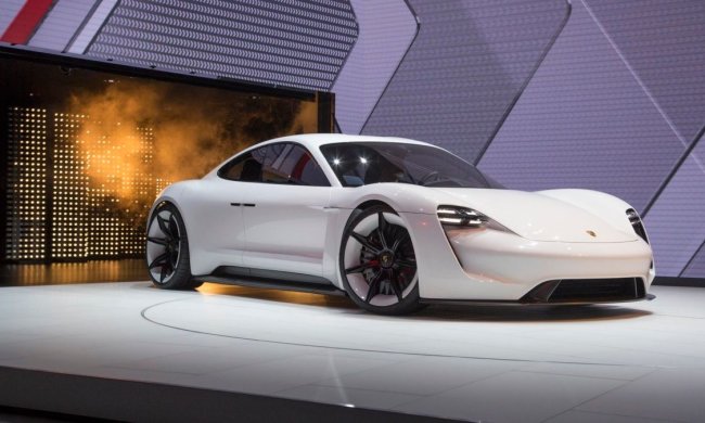 Батарейки для богатых: появились фото электромобиля Porsche