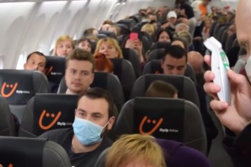 Проверка пассажиров в самолете, фото - Радио Свобода
