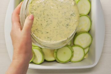 Готується в мікрохвильовій печі: рецепт швидкої овочевої запіканки з кабачками, сиром і сметаною