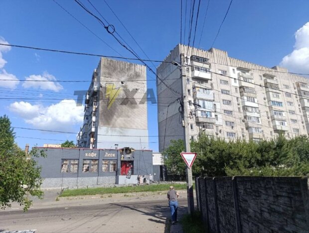Дрон влучив у житловий будинок у Дніпрі
