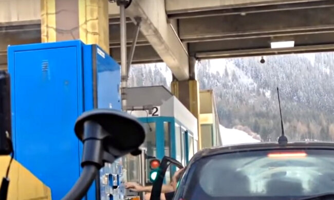 Платна дорога. Фото: скріншот YouTube-відео.