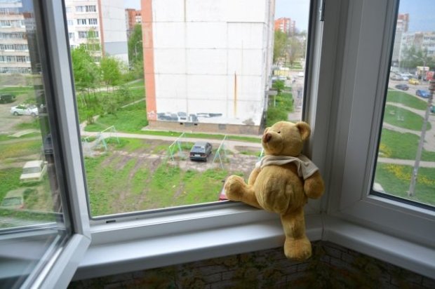 В Житомире с балкона 9 этажа выпал ребенок