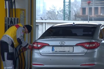 В Украине дешевеет бензин. Фото: Факты