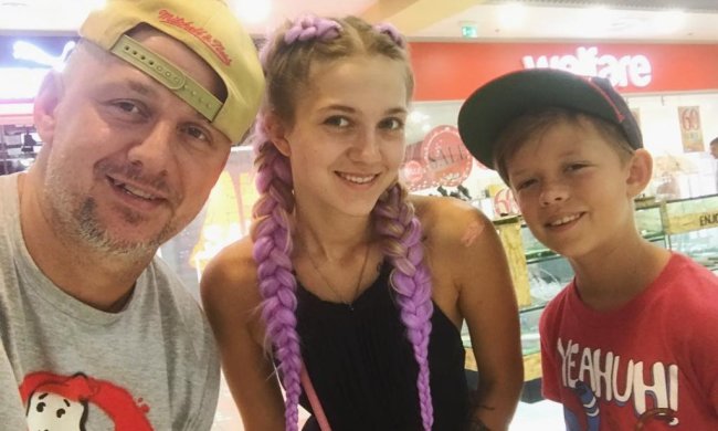 Приемная дочь Потапа решила показать фото без бюстгальтера, засветив "оперение"