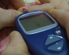 Измерение уровня сахара в крови глюкометром. Фото: скриншот Youtube