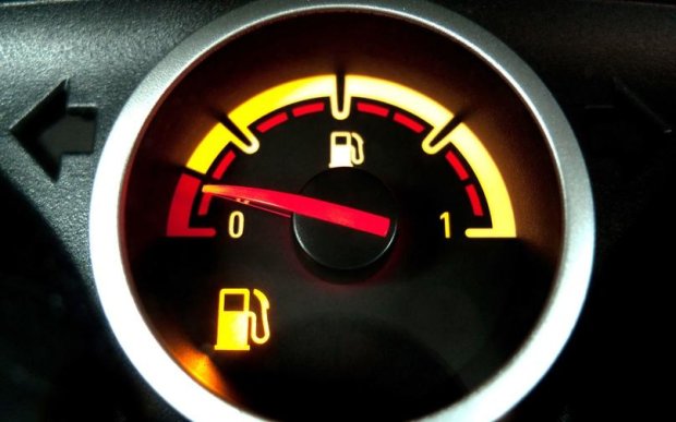 Бензиновый кризис: в Украине на заправках пропадает топливо - водители поднимают панику