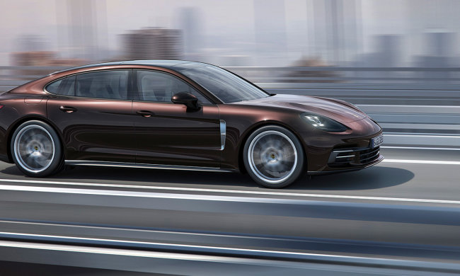 Украинцы ахнули: в столице полиция рассекает на служебном Porshe Panamera. Видео