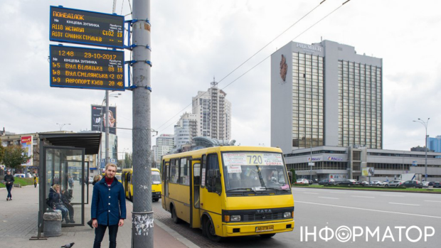Непрацюючі табло на зупинках громадського транспорту в Києві