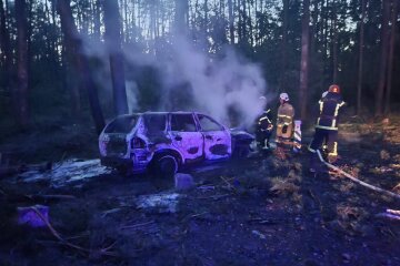 Світиться автомобіль. Фото: Телеграм