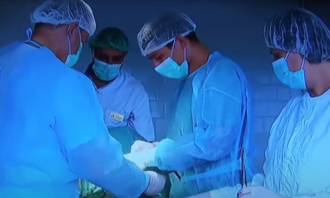 Трансплантация, хирурги. Фото: скриншот Youtube