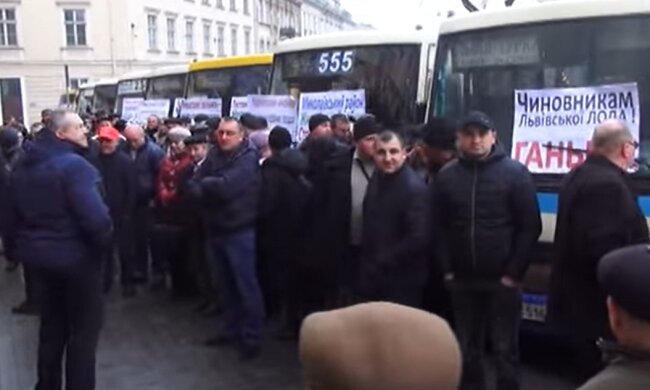 Протест перевозчиков во Львове. Фото: скрин youtube