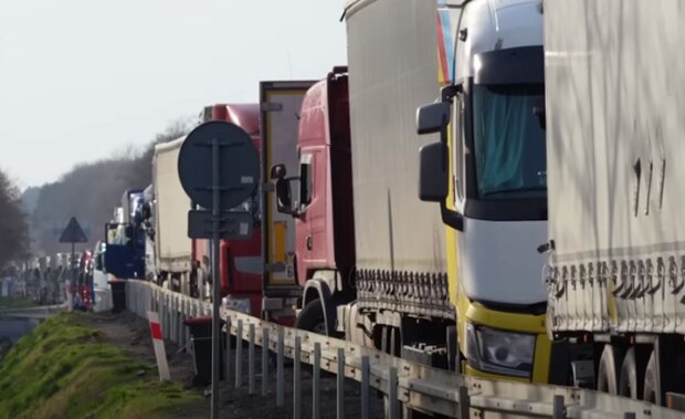 Вантажівки на кордоні. Фото: скріншот YouTube-відео