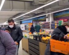 Засняли странный поступок женщины в супермаркете.Фото: скриншот Youtube