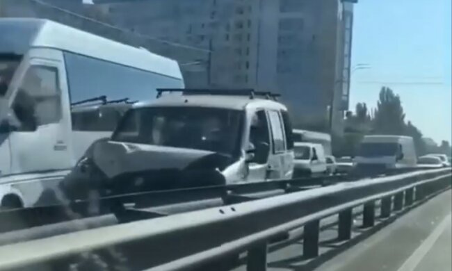 В Киеве столкнулись шесть авто. Фото: Киев Оперативный, скрин