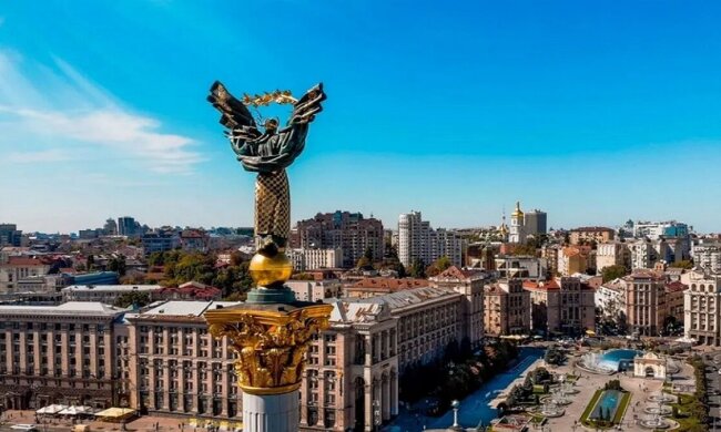 Відвідувачі на маркеті локальних брендів у Києві до Дня міста