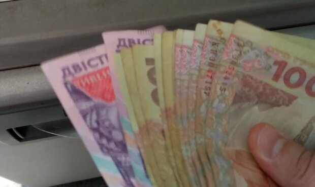Украинец получил десятки тысяч по ошибке банка. Фото: YouTube, скрин