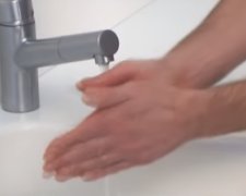 Чрезмерное мытье рук повысит риск коронавируса. Фото: medprofuu