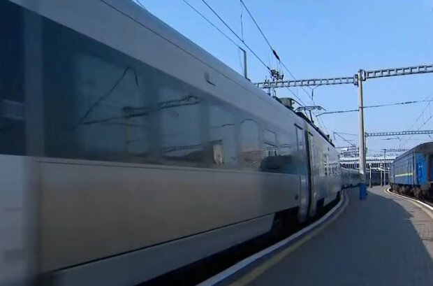 "Укрзализныця" запустит дополнительный поезд. Фото: скриншот YouTube-видео