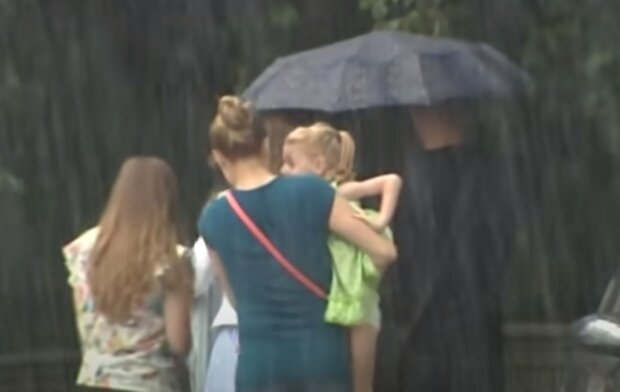 Дождь летом. Фото: скриншот YouTube-видео