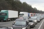 В Киевскую область не пропустят транспорт: названы условия, кому въезд запрещен
