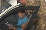 Вручение повестки. Фото: скриншот YouTube-видео