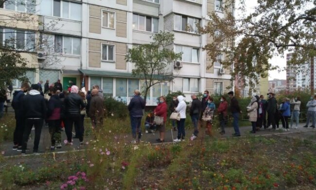 В Киеве показали километровую толпу на ПЦР-тесты: очередь занимали ночью, а о масках забыли