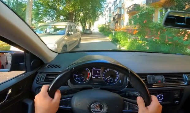 Що робити водієві, якщо смарт-тахограф спотворює дані через РЕБ. Фото: YouTube