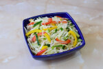 Побалуйте себе навесні: рецепт салату з молодої капусти з курячою грудкою