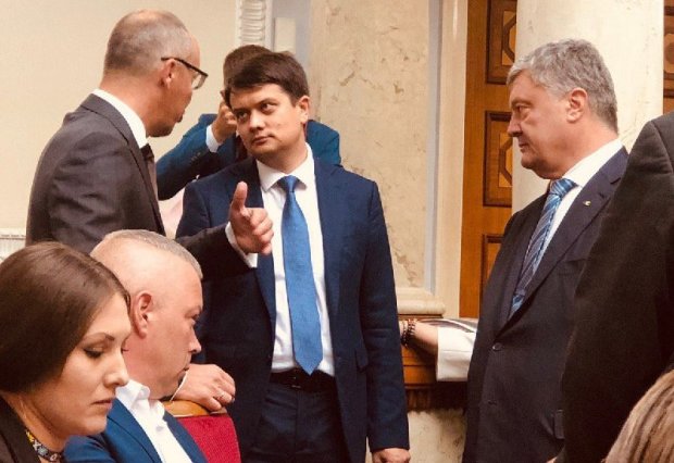 Отменить, принять нельзя: партия Порошенко блокирует закон об импичменте
