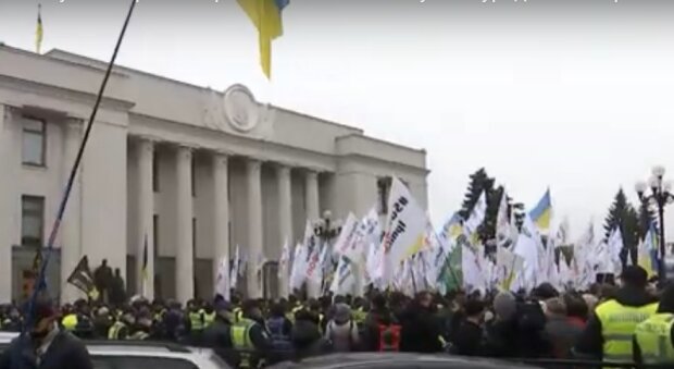В центре Киева евробляхеры заблокировали правительственный квартал. Фото: скриншот YouTube