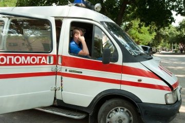 В Киеве голый мужик выпрыгнул из машины скорой помощи и убежал. Видео