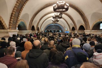 В Киеве апокалипсис: центральные станции метро закрыты - в подземке давка, фото, видео