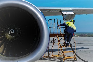 Заправка самолета, фото: Антон Подгайко / ТАСС