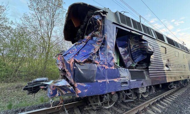 На Львівщині сталася жахлива аварія, через ДТП з рейок зійшов потяг. Фото: Telegram