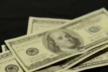 Доллары наличными. Фото: скриншот YouTube