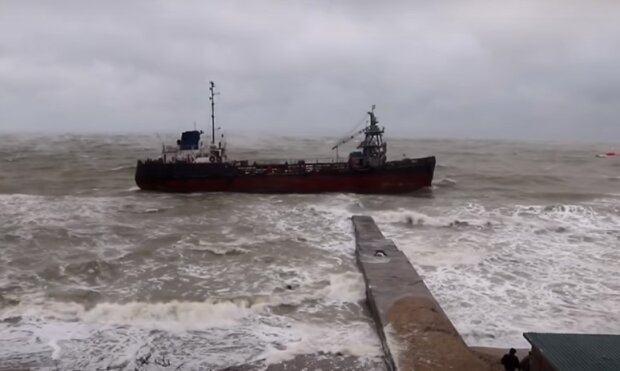 В Одессе поднимают затонувший танкер. Фото: Думская, скрин