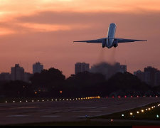 В Африке мужчина забрался на крыло самолета, готовящегося взлетать: перепуганные пассажиры засняли видео