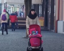 Українка з дитиною. Фото: скріншот YouTube-відео
