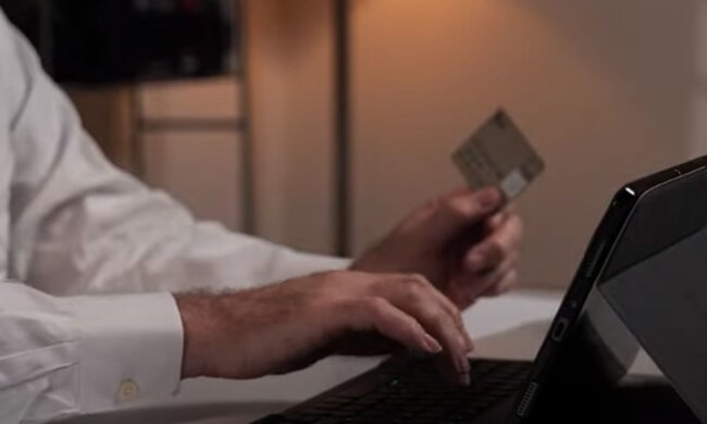 Банківська картка. Фото: скріншот YouTube-відео