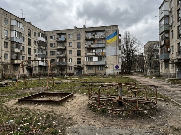 занедбаний дитячий майданчик іржа карусель пісочниця
