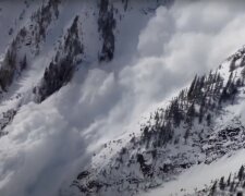 Снежная лавина. Фото: скриншот Youtube
