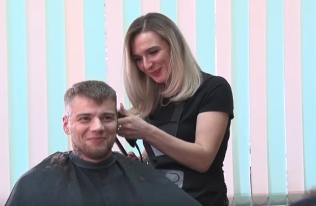 В Киеве заработают парикмахерские. Фото: youtube